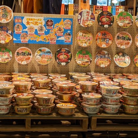 金沢で3年ぶりに開催されている『北陸ラーメン博』、人気店が集結しているのでどの店舗もすごい行列でした。